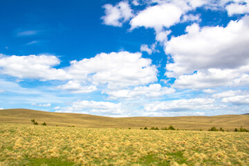 Obraz premium Beautiful landscape with a view of the hills and the sky.