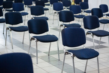 Obraz premium empty chairs are placed at a safe distance, a safe distance for viral diseases 
