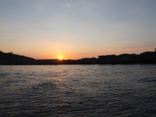 Vistas de la puesta de sol con la silueta del puerto de San Vicente de la Barquera, Santander,...