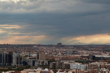 View of the city with buildings and the sky with a dark cloud