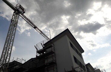 Lavori in corso nel cantiere edile in primavera