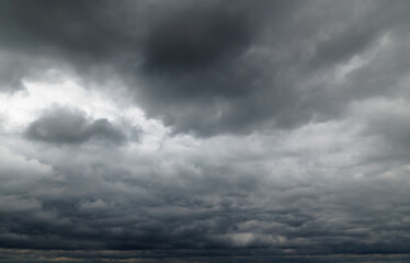 Obraz premium beautiful dark dramatic sky with stormy clouds before the rain