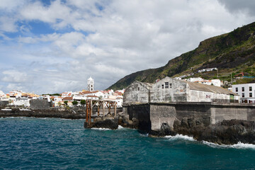 Fototapeta premium ANTIGUAS INFRESTRUCTURAS PORTUARIAS EN UN PUEBLO DE LA COSTA DE TENERIFE