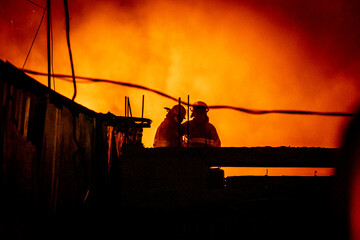 Bomberos trabajando en incendio