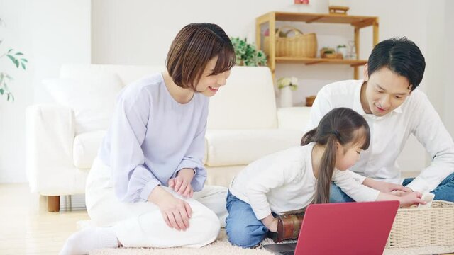 パソコンを見る親子　通信教育　動画配信サービス　スローモーション