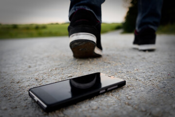 losing a phone on the street, to lose a smartphone
