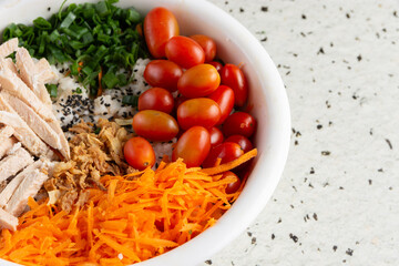 ensalada de tomate zanahoria y atun