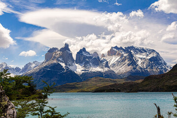 Maravilhosas vistas das montanhas das Torres del Paine e lindo lago verde, céu azul com muitas nuvens.