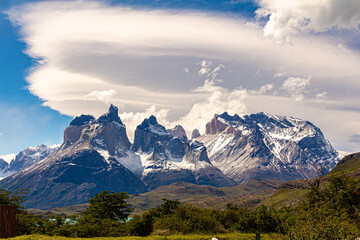 Bela vista da cordilheira das Torres del Paine no Chile, vegetação nativa em primeiro plano com...