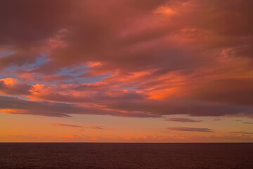 Fototapeta na wymiar 海 夕焼け雲と黒い水平線