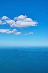 海 水平線と浮かぶ雲