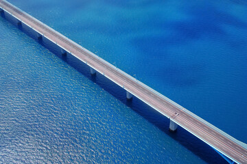 青い海の上に架かる橋