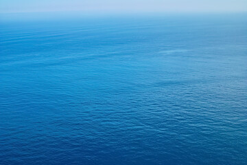 海 静かな青い海面