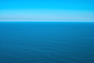 広大な青い海と空