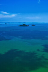 Fototapeta na wymiar 海 遠くに見える島々