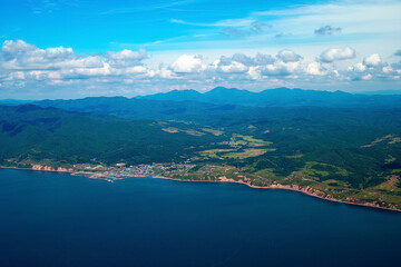 近海から望む田舎の景色