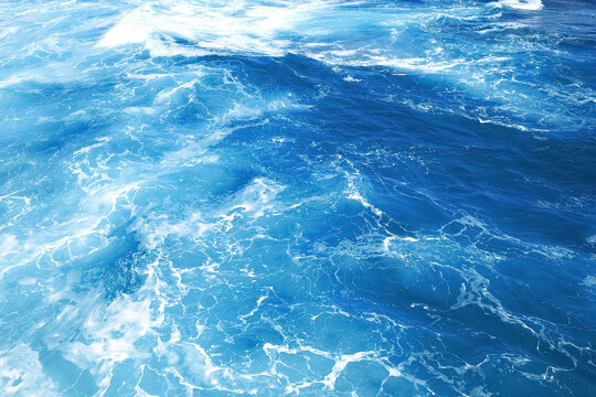 海揺れる青い海面