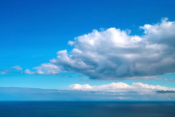 大きな雲のある青空と海