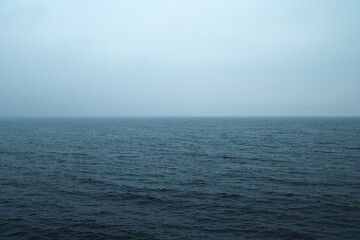 冷たい雨が降る薄暗い海