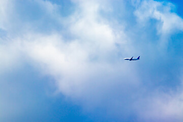 雲が広がる空を飛ぶ飛行機