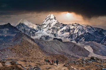 Crédence de cuisine en verre imprimé Ama Dablam Trekking in Nepal with Ama Dablam in the foreground