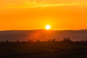 Obraz premium Sunset over Totnes fields, Berry Pomeroy Village, Devon, England, Europe