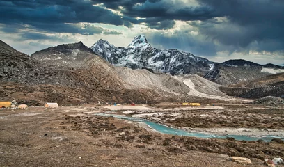 Foto op Plexiglas Ama Dablam Ama Dablam Base Camp - dramatische lucht, op de Mount Everest trekkingroute Himalaya, Nepal