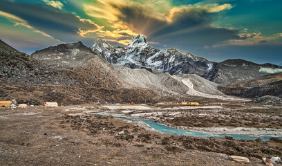 Zonsopgang bij Ama Dablam Base Camp - op de Everest-trekkingroute, Himalaya, Nepal