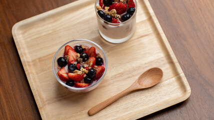 いちごとヨーグルトのデザート　休日の過ごし方