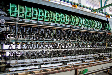 世界遺産の製糸工場の古い繰糸機（富岡市・群馬）