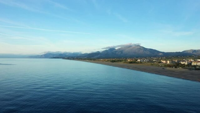 La vue &agrave; basse altitude de la cote, la plage, les montagnes au bord de la mer tyrrh&eacute;nienne en Europe, en Italie, en Calabre, dans la province de Cosenza