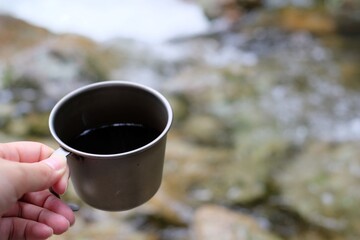 キャンプで一晩を明かした朝に飲むコーヒー