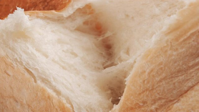 焼きたての食パンを半分に割る