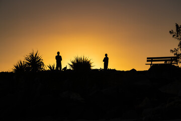 Naklejka premium silhouette of people at sunrise