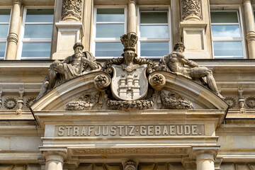 Detail über dem Eingang des Landgericht Hamburg Strafjustiz Gebäude mit Stadtwappen von Hamburg,...