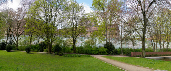 Obraz premium Panoramablick aus dem Park Planten und Blomen auf die Untersuchungshaftanstalt Hamburg im Hintergrund Deutschland