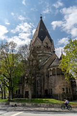 Allgemeiner Blick auf die Russische Orthodoxe Kirche des Hl. Johannes von Kronstadt und blauem Himmel, Hamburg, Deutschland