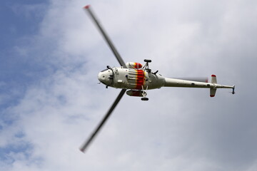 Helikopter policyjny w akcji poszukiwawczej na niebie.   - obrazy, fototapety, plakaty