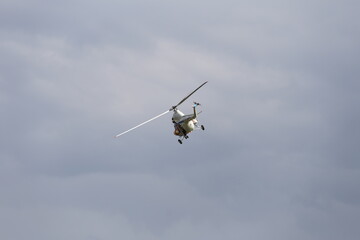 Helikopter policyjny w akcji poszukiwawczej na niebie.   - obrazy, fototapety, plakaty