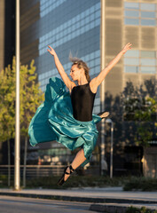pretty blonde woman, ballet dancer, doing stunts in the city with trafficpretty blonde woman,
