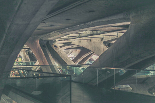 esta&ccedil;&atilde;o de trem predio pessoas