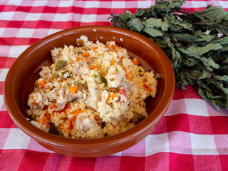 Plato de cuscús, típico de la cocina mediterránea
