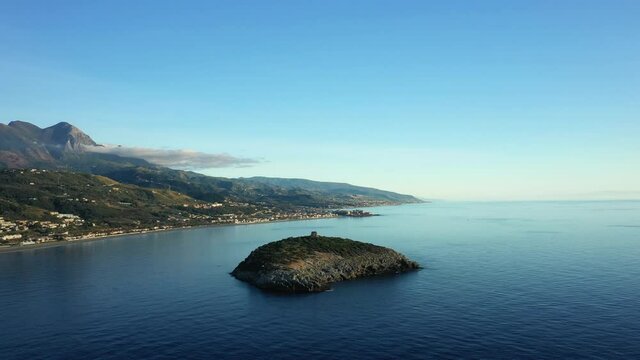 La petite &icirc;le de Isola di Cirella vers Diamante au large des cotes de la mer Tyrrh&eacute;nienne en Europe, en Italie, en Calabre, dans la province de Cosenza