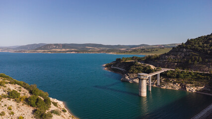 Vista de drone del embalse y presa de guadalcacin en cadiz