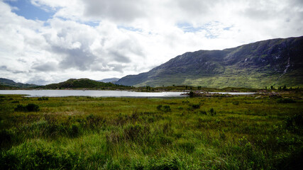 Highlands in Schottland mit Seeen und saftigen Wiesen entlang der Straße A87