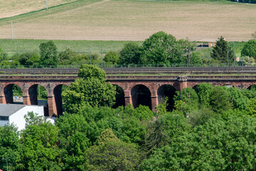 Blick vom Adolfsturm in Friedberg, Hessen auf eine l&auml;ndliche Landschaft und einer alten Eisenbahnbr&uuml;cke.