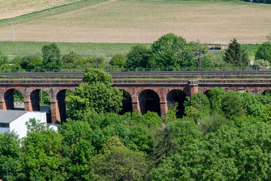 Blick vom Adolfsturm in Friedberg, Hessen auf eine l&auml;ndliche Landschaft und einer alten Eisenbahnbr&uuml;cke.