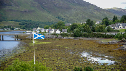 Schottische Flagge am Loch Long am Eilean Donan Castle in den schottischen Highlands