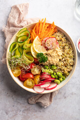 Buddha bowl végétarien radis, céréales, fèves, courgettes ,tomates, graines germées, carottes...