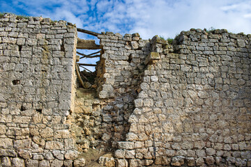 Antiguo muro de piedra en ruina en la villa de Villalba de los Alcolres, provincia de Valladolid, España